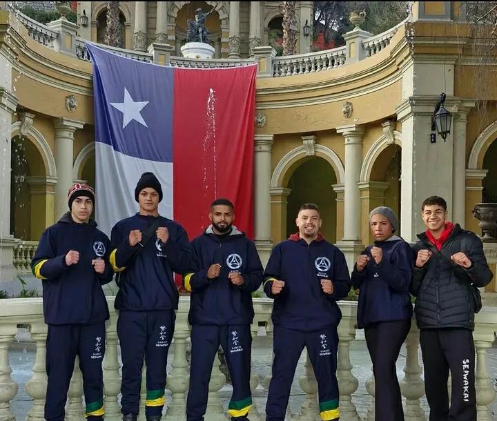 Da esquerda para a direita, os alunos Samuel, Roger, Antonio, Karina e Isaque representaram na competição internacional Karate Seiwakai no Chile [Imagem: Projeto Kabuto/Instagram]