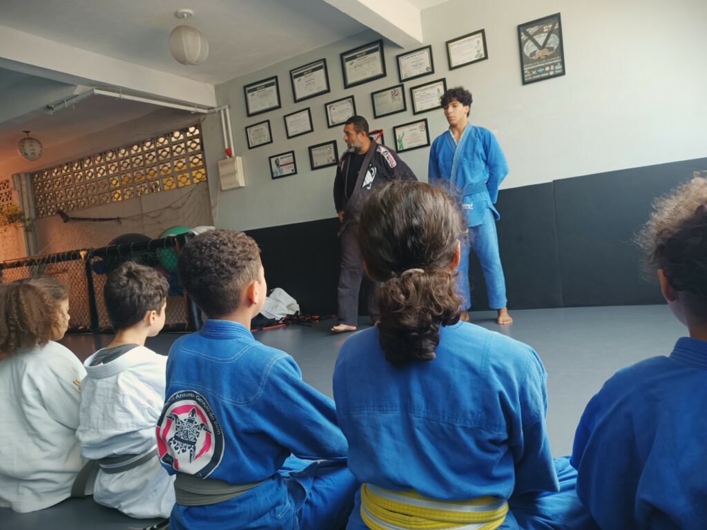 Alunos de jiu-jitsu no Instituto Antonio Geração do Bem [Imagem: Luiza Santos/Central Periférica]