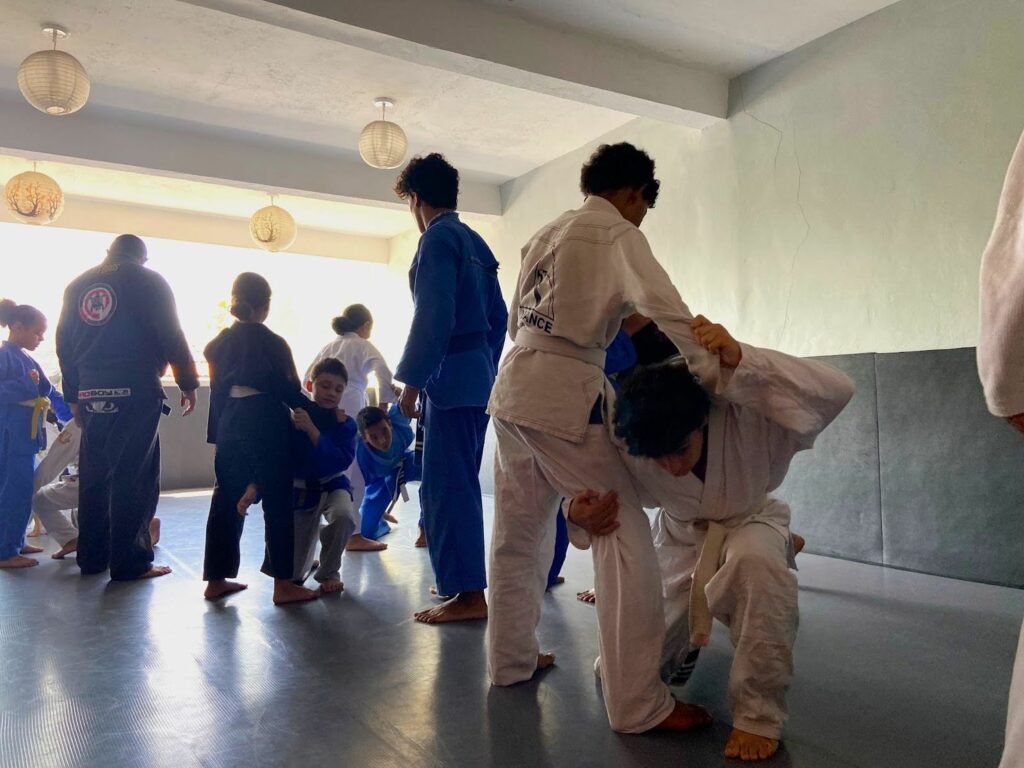 Alunos de jiu-jitsu no Instituto Antonio Geração do Bem [Imagem: Isadora Batista/Central Periférica]