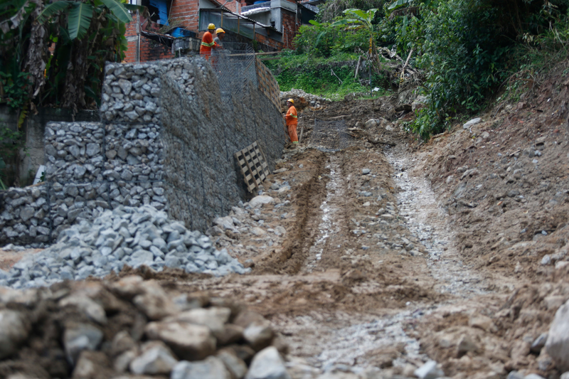 Muros de contenção têm sido construídos para evitar desastres futuros [Imagem: Reprodução/Paulo Pinto/Agência Brasil]