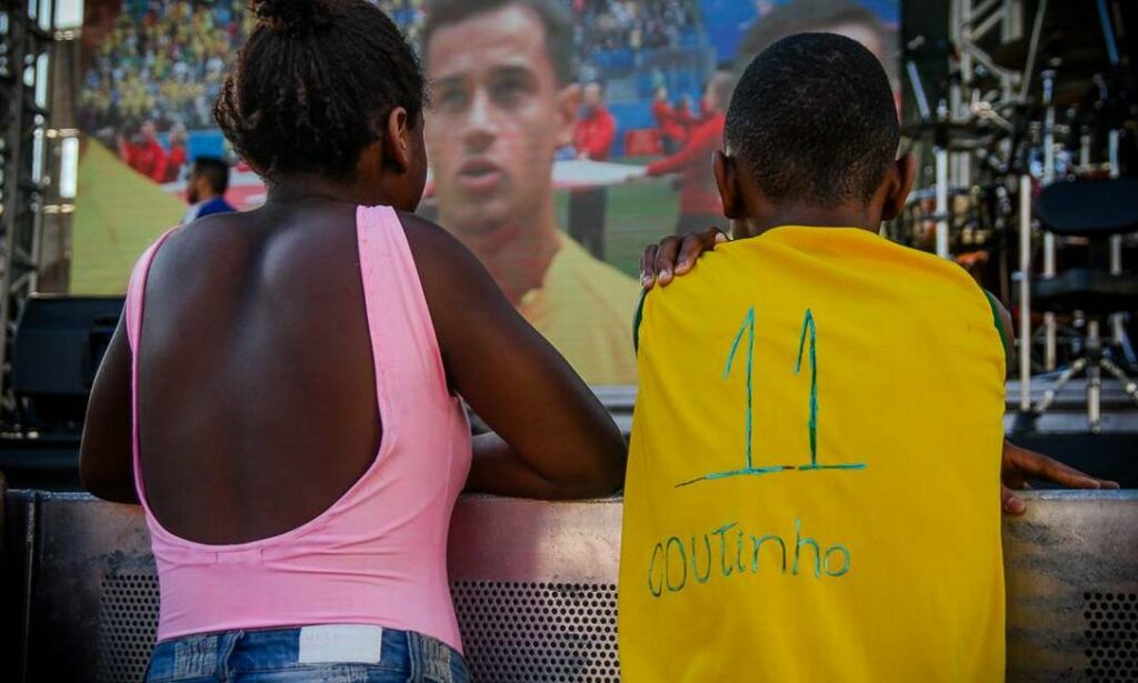 Em 2018, Wallace, de 12 anos, viralizou após fazer camisa improvisada da seleção para assistir jogo entre Brasil e Costa Rica [Imagem: Bruno Itan/Olhar Complexo]