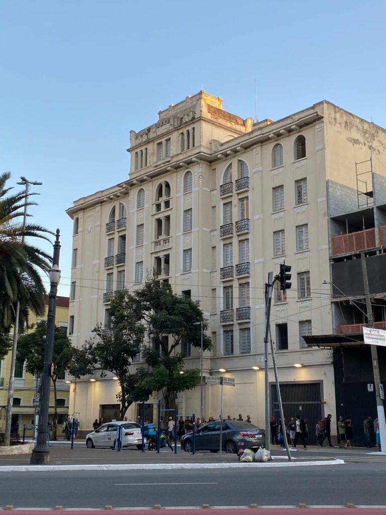 A fachada em tons claros e arquitetura clássica da Santa Marcelina tem, em seu interior, paredes coloridas e alunos dedicados [Imagem: Clara Candiotto Zamboni/Central Periférica]