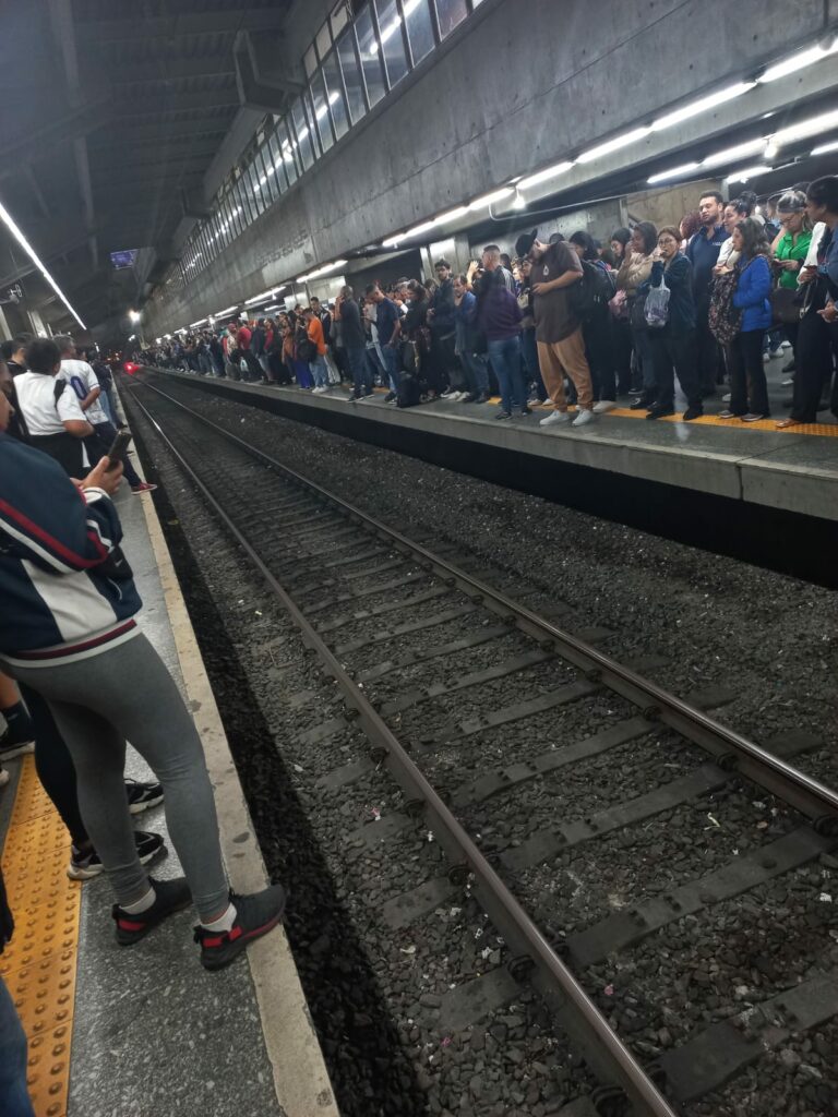 Passageiros se aglomeram nas bordas da plataforma da Barra Funda, na Linha 8 - Diamante. [Imagem: Gustavo Silva/Acervo Pessoal]