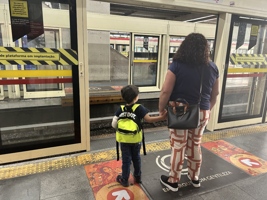 Mulher e criança aguardam o trem em uma plataforma da estação Palmeiras-Barra Funda que, apesar de contar com um guarda-corpo, não oferece proteção efetiva. [Imagem: Gabriela Duarte/Central Periférica]