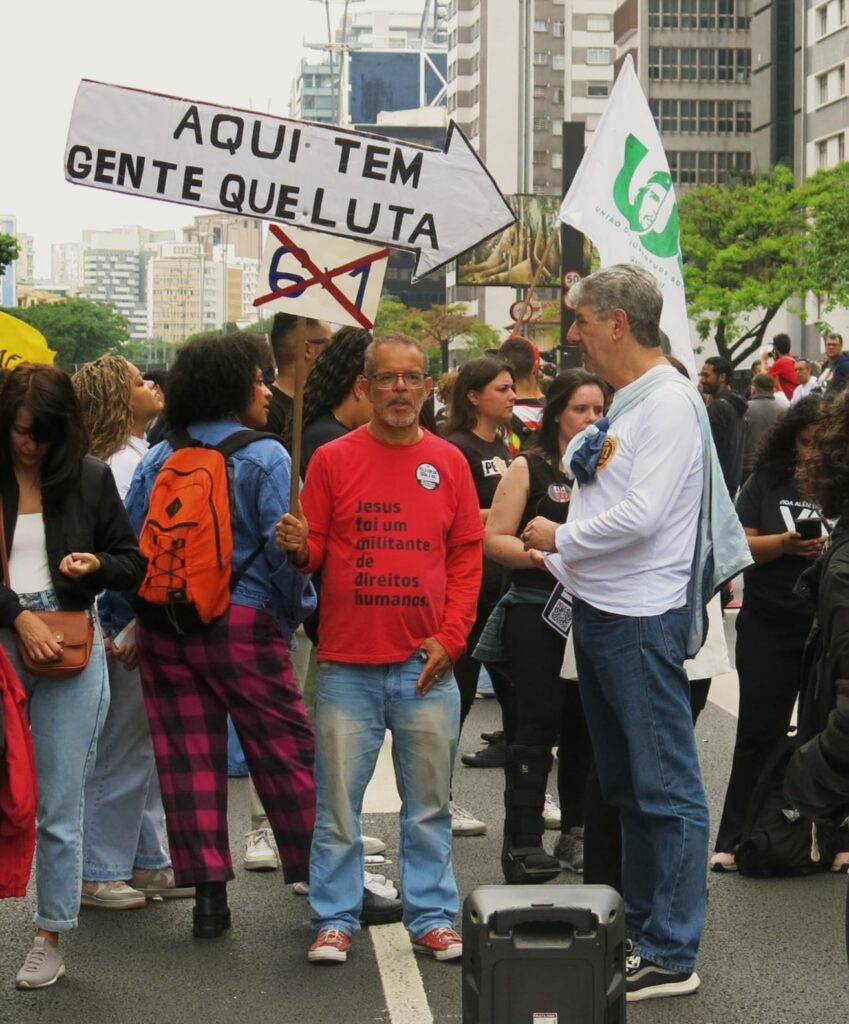 Márcio Pereira com sua placa, que disse já ter levado em várias outras passeatas [Imagem: Isabela Nahas/ Central Periférica]