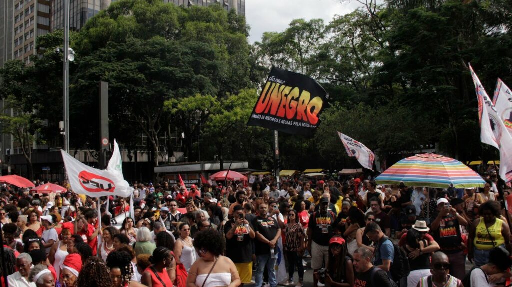 Organizações como a UNEGRO (União de Negros e Negras pela Igualdade) marcam presença na caminhada [Imagem: Isabella Lopes/Central Periférica]