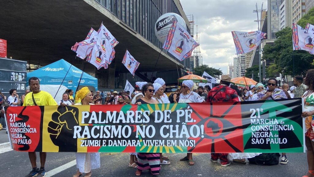 A marcha foi iniciada por um xirê com lideranças de religiões de matriz africana [Imagem: Isadora Batista/Central Periférica]