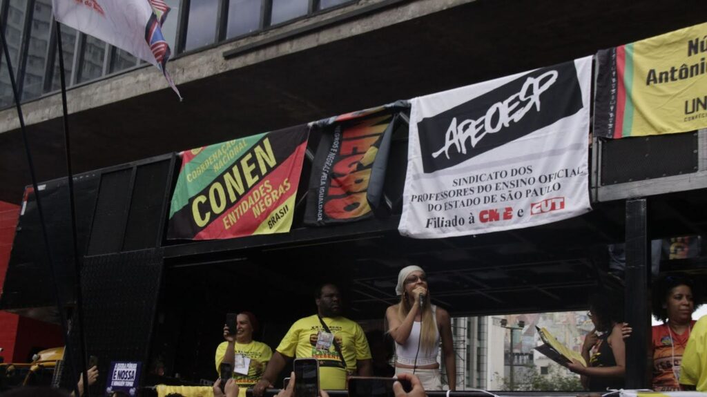 A manifestação contou com discursos de parlamentares no palanque [Imagem: Isabella Lopes/Central Periférica]