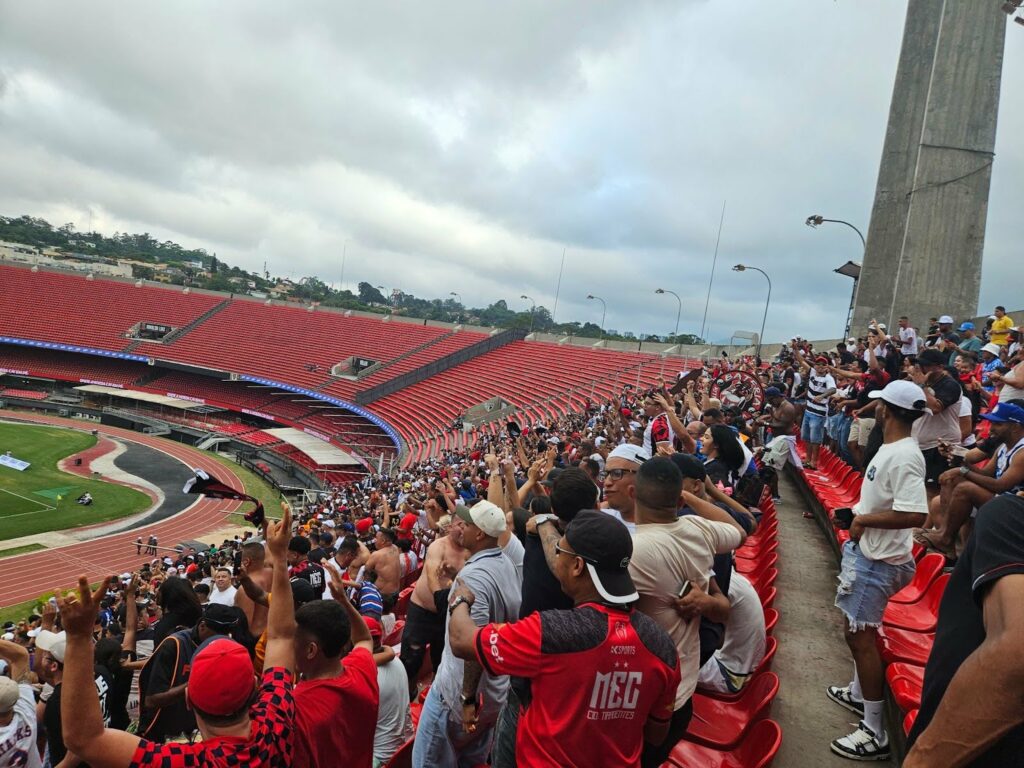 Torcedores do MEC comemoram o primeiro gol do jogo, feito pelo camisa 27 do time depois de cobrança de falta [Imagem: Maria Luiza Ribeiro Teixeira/Central Periférica]