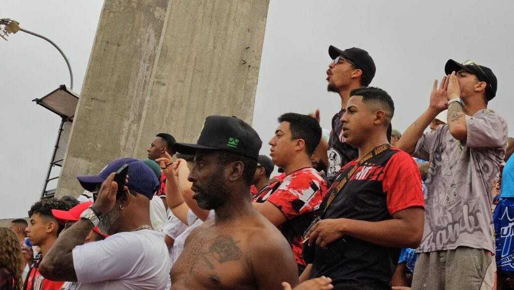 Torcedores do MEC tensos com a aproximação do fim do jogo com o time em desvantagem [Imagem: Maria Luiza Ribeiro Teixeira/Central Periférica]