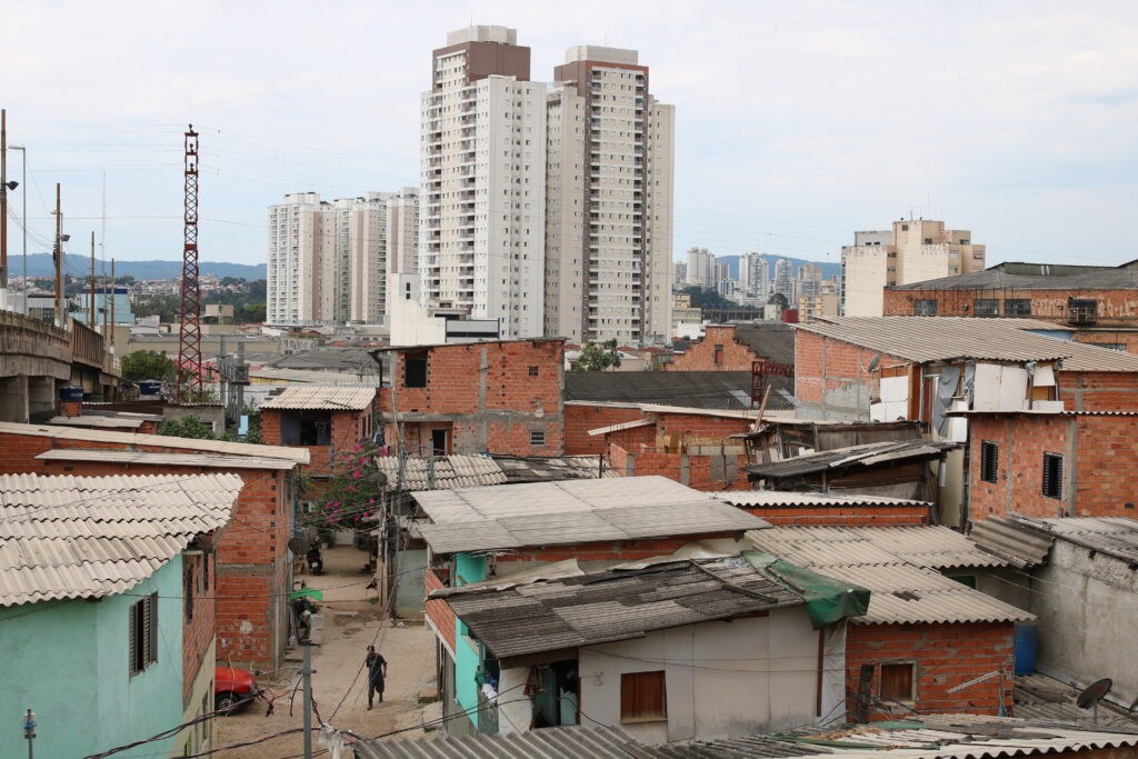 Comunidade do Moinho e prédios construidos em Campos Elísios, região central - Foto: Rovena Rosa/Agência Brasil